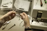 Optician inserting a lens | Opticien insérant un verre