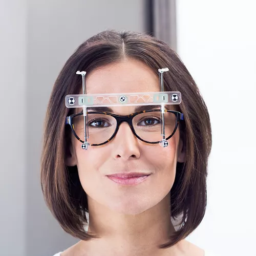 Patient getting their eyes measured | Patient en train de se faire mesurer les yeux