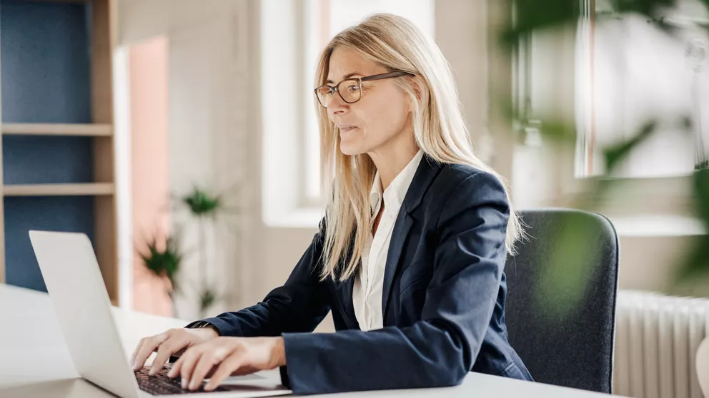 Woman working at her laptop | Femme travaillant sur son ordinateur portable