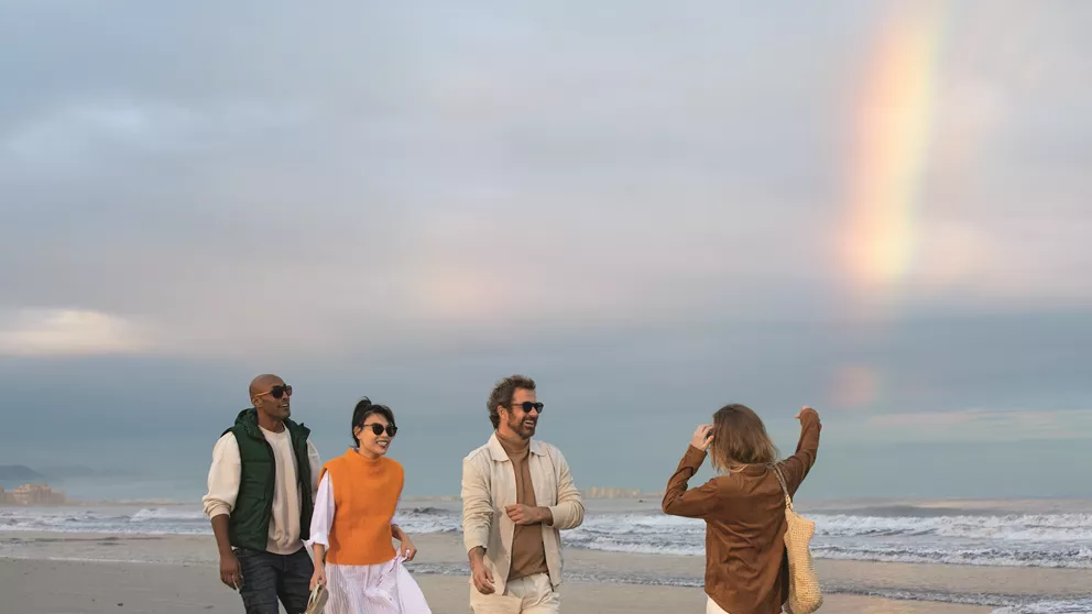 Couples walking on the beach with their sunglasses | Couples marchant sur la plage avec leurs lunettes de soleil